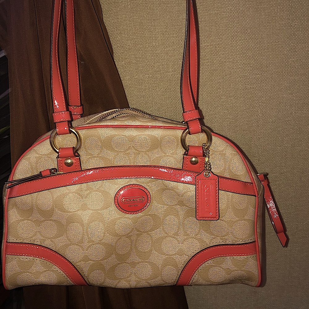 Authentic- beautiful coach satchel!! Grab it quit!!